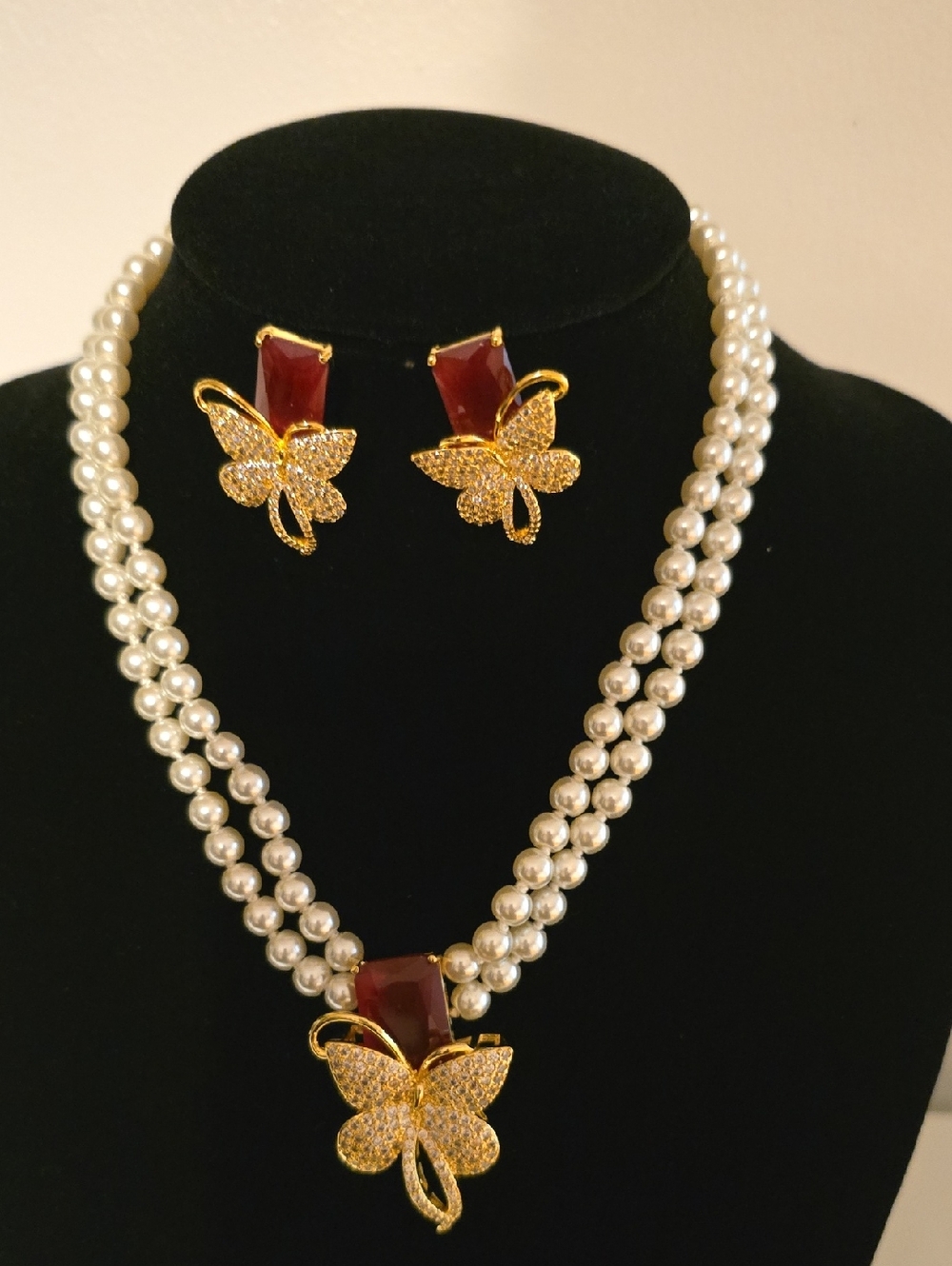 Elegant Gold Butterfly Pearl Necklace Set with Red Gem Accent